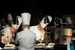 Johan Kurkela, Ismo Sipeläinen ja Tommi Tuominen Lyonissa Bocuse d'Or -loppukilpailuissa 2019.
Kuva Kim Öhman