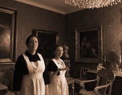 Kaupunginlääkärin kätkö-pakopelin on suunnitellut Laura Hiltunen (vas.) yhdessä Zara Hindersin kanssa. Kuva: Vaasan kaupungin museot, Frank Strengell.