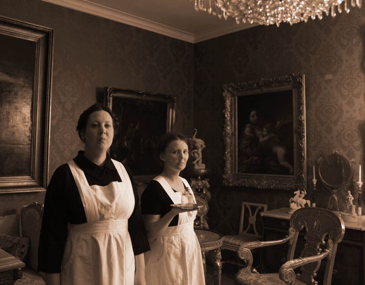 Kaupunginlääkärin kätkö-pakopelin on suunnitellut Laura Hiltunen (vas.) yhdessä Zara Hindersin kanssa. Kuva: Vaasan kaupungin museot, Frank Strengell.