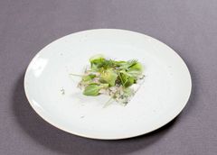 KUVA: Aino Huovio Vuoden Kokki 2016 Toni Kostianin kylmä alkuruoka: Siikatartar, katkarapua, sitruunalla maustettua kurkkua ja muikunmätikastiketta.