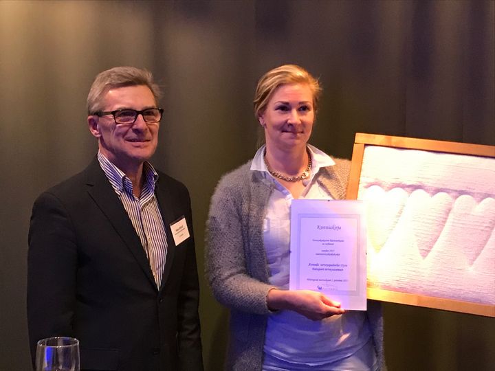 Sairaanhoitaja Soile Holmström nouti tunnustuksen valtakunnallisen laatuverkoston koordinaattorilta ja Conmedicin toimitusjohtaja Klas Winelliltä. Attendon edustajana paikalla oli myös johtava ylilääkäri Helena Liira.