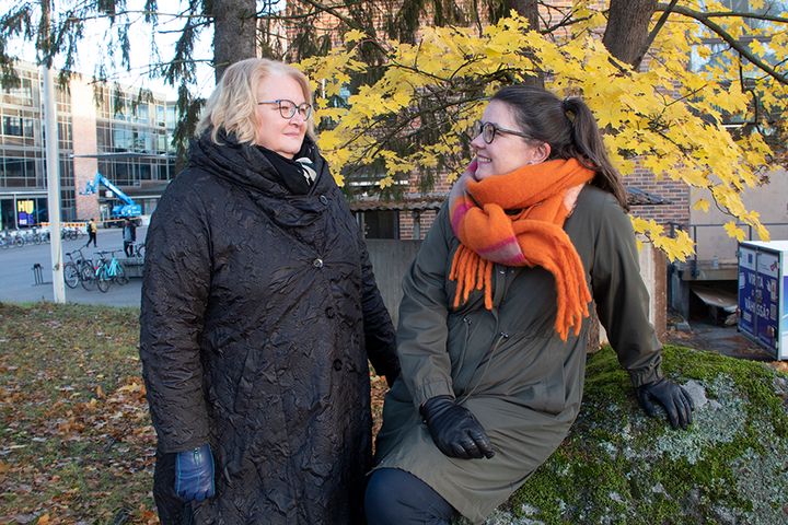 Arja Halkoahon (vas.) ja Mari Laaksosen mukaan yksilöllistä terveysdataa tulisi hyödyntää enemmän terveydenhuollossa tulevaisuudessa. Juuri siihen terveyden edistämisen YAMK-opinnot tähtäävät.