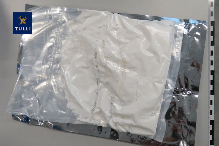 Lelupakettiin piilotettua huumetta.