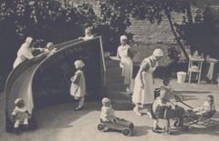 Vanhan Lastenlinnan pihalla Helsingissä lapsia ulkoilemassa 1920-luvulla. Kuva: MLL:n arkisto