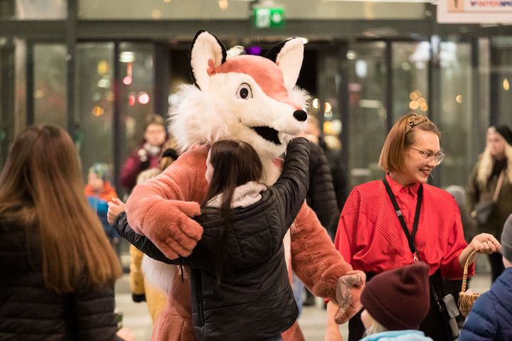 Roihu Repolainen seikkailee mm. Kauppakeskus Valkean tapahtumissa. Kuva joulunavauksesta vuonna 2019. Kuva: Janne-Pekka Manninen