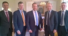 Näillä hartioilla tahtoa tehdä hiilivapaa Espoo. Vasemmalta Fortumin Niko Wirgentius ja Markus Rauramo, kaupunginjohtaja Jukka Mäkelä, Fortumin toimitusjohtaja Pekka Lundmark ja Espoon teknisen toimen johtaja Olli Isotalo.