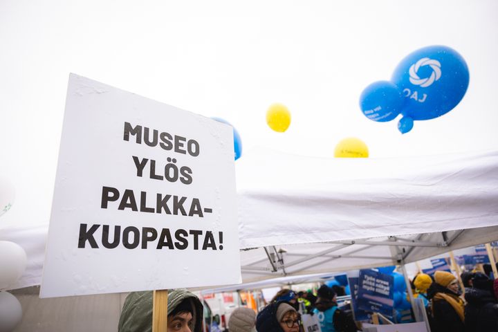 Alipalkka-mielenilmaus Senaatintorilla Helsingissä 5.4.2022. Kuva: Pekka Rousi