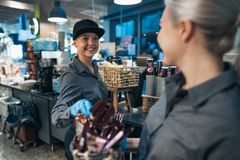 Hämeenmaalla kesätyöntekijöitä työllistävät marketit, ABC-liikenneasemat, tavaratalot, autokaupat ja ravintolat.