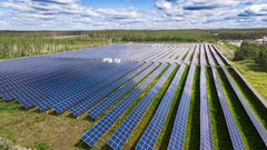 Nurmon Auringon 5 MW:n aurinkopuiston suurin kenttä Atrian tehtaalla Nurmossa. Kuva: Solarigo Systems.