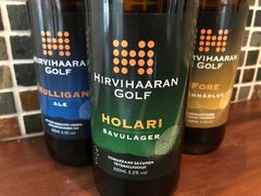 Hirvihaaran Golfista voi ostaa mukaan viemisiksi tyylikkään kolmen oluen maltaisen lahjapakkauksen.