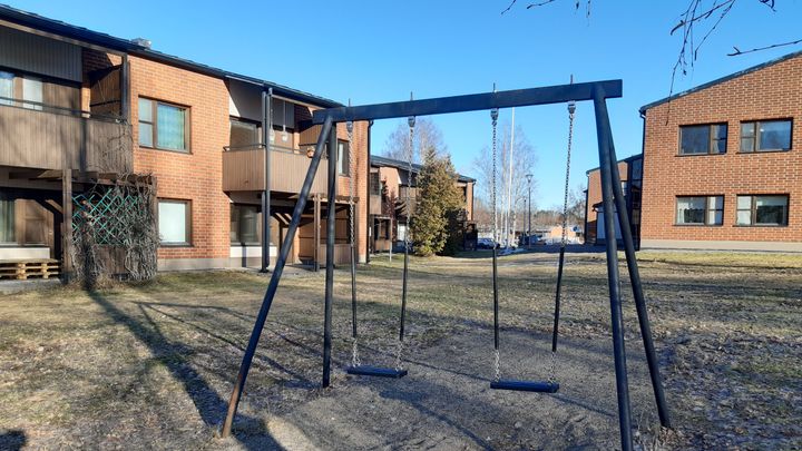 Pilaantuneen maaperän puhdistaminen käynnistetään Rimapolulla sijaitsevan pienkerrostalon purkamisella kesän jälkeen. Rakennuksessa on kahdeksan vuokra-asuntoa, joiden asukkaille kunta on osoittanut uudet asunnot. Kuva: Sabina Mäki / Pirkanmaan ELY-keskus