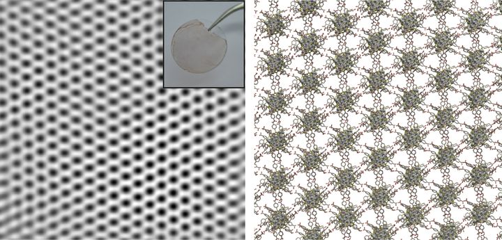 Vasemmalla läpäisyelektronimikroskoopin kuva tutkijoiden kehittämästä kalvosta (valokuvassa kalvo lasilevyn päällä), oikealla kaavio yksikerroksisesta nanopartikkelikalvosta. Kuva: Nonappa / Aalto-yliopisto