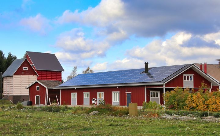 Navettojen ja varastohallien katot voidaan hyödyntää aurinkoenergian tuotannossa. Kuva: Reijo Telaranta/Pixabay