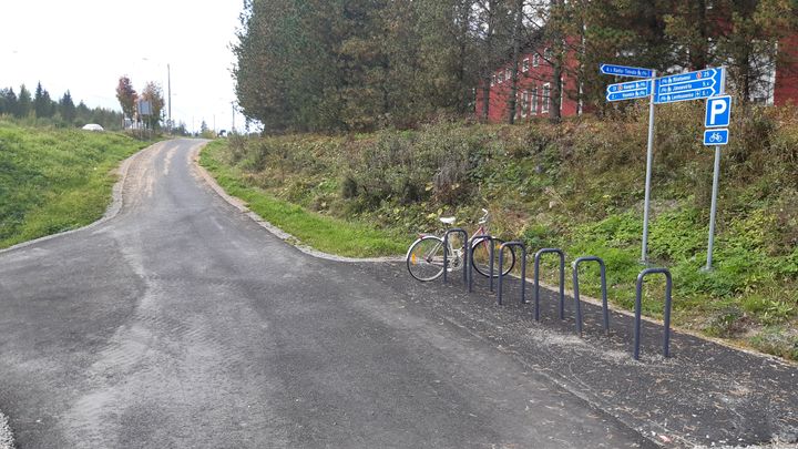 Kuopion seudun pääpyöräreittien viitoitus valmistui syksyllä 2022. Kuopion seudulle on viime vuosina toteutettu pyörätelineitä linja-autopysäkkien yhteyteen. Kuvaaja Juha Korhonen.