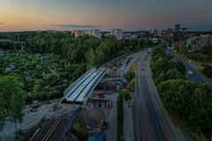 Silta on siirretty paikoilleen ja siirtoratojen purku on käynnissä