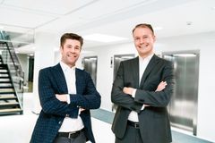 Vasemmalla Nordic Healthcare Groupin toimitusjohtaja Vesa Kämäräinen ja oikealla Vaaka Partnersin partneri Antti Salmela. 
Valokuvaaja: Sam Jamsen