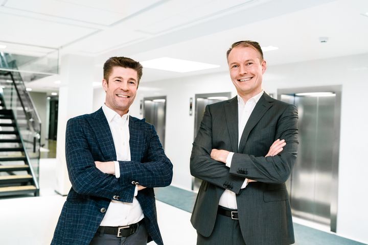 Vasemmalla Nordic Healthcare Groupin toimitusjohtaja Vesa Kämäräinen ja oikealla Vaaka Partnersin partneri Antti Salmela.
Valokuvaaja: Sam Jamsen