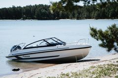 Yamarins neues Motorbootmodell für die Saison 2023 ist ein moderner und stylischer Bowrider Yamarin 59 BR.