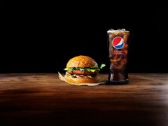 Pepsi MAX & Burger Lovers -virtuaaliravintolan vegaaninen hitti on Manu Kivelän Pori Vegetarian. #PepsiMAXFI