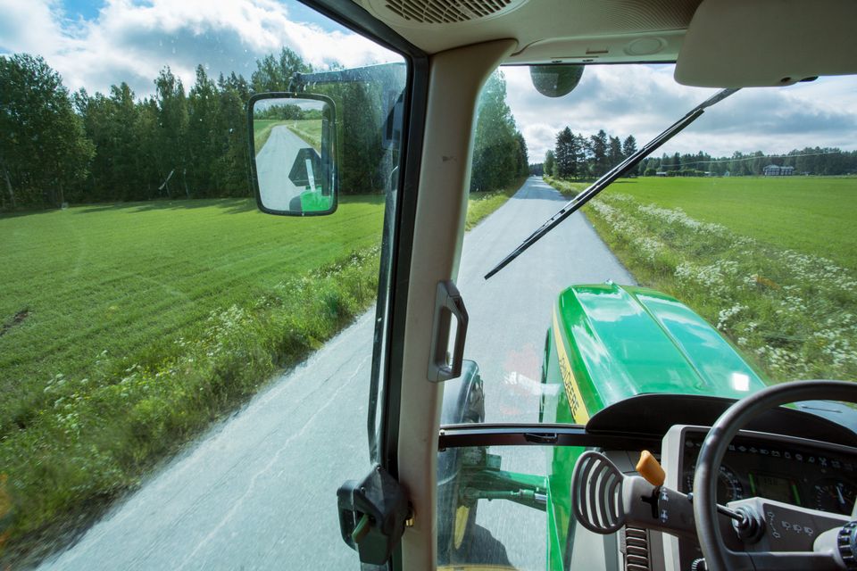 Näkymä traktorista tielle