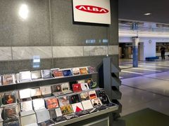 Alba Recordsin äänitemyymälä rakentuu Tampere-talon pääaulaan Muumimuseota vastapäätä. Kuva: Alba Records