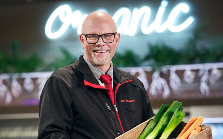 ELO-Suomalaisen ruokakulttuurin edistämissäätiö myöntää vuoden 2019 Lentävä Lautanen -ruokakulttuuripalkinnon kauppias Markku Hautalalle, K-Citymarket Järvenpää. Kuva: K-Citymarket Järvenpää.