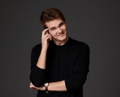 Futuristi, tietokirjailija Perttu Pölönen puhuu 6.9. Osaaminen näkyviin -tapahtumassa Jyväskylän yliopiston Ruusupuistossa otsikolla ”Koulutus ei meitä pelasta, vaan osaaminen”. Kuva: Lari Järnefelt