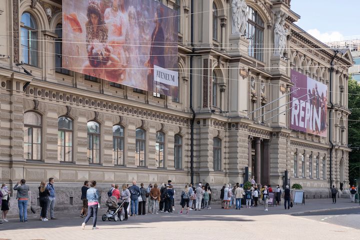 Människor framför Ateneum. Foto: Finlands Nationalgalleri / Hannu Aaltonen.