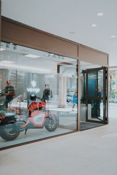 Uusi lippulaivamyymälä toimii myös showroomina ja tarjoaa asiakkaille mahdollisuuden tutustua Vergen pyöriin ja ainutlaatuiseen teknologiaan. Kuva: Verge Motorcycles