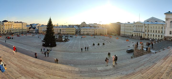 Senaatintori joulukuussa 2021 maanrakennustöiden jälkeen. Uusia valaisinpylväitä asennetaan ympäri toria yhteensä neljätoista kappaletta. Kuva: Christian Hovilainen.