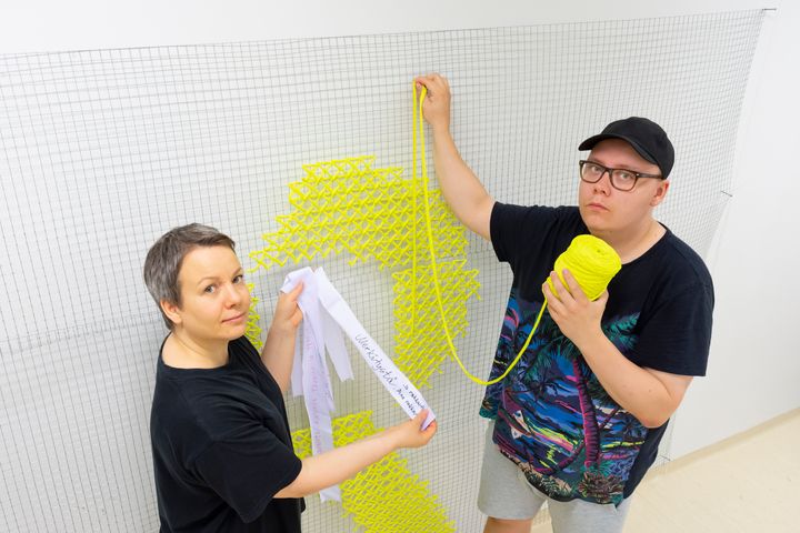 Kuvassa vasemmalla on taiteilija Riikka Kupsala ja oikealla taiteilija Jone Mutka. Kuva: Jenna Rissanen.
