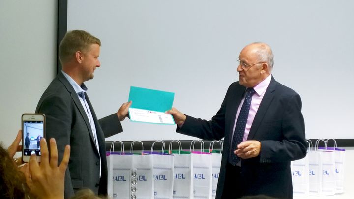 Palkinnon Suomen osuuden voitosta Yepzonille luovutti Israelin Suomen suurlähettiläs Dan Ashbel (kuvassa oikealla). Yhtiön toimitusjohtaja Otto Linna vastaanotti palkinnon. Kuva: Risto Huvila.