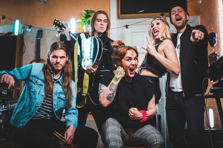 På scenen får vi se flera Vasaband, t.ex. Super Tsunami. Foto: Sami Pulkkinen.