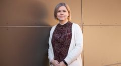 Tutkimusprofessori Paula Kivimaa on ansioitunut ympäristöpolitiikan, innovaatioiden ja kestävyysmurroksen tutkija erityisesti ilmastonmuutoksen ja energiajärjestelmän alueella. Kuvaaja: Kai Widell