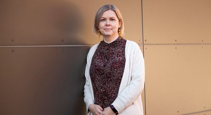 Tutkimusprofessori Paula Kivimaa on ansioitunut ympäristöpolitiikan, innovaatioiden ja kestävyysmurroksen tutkija erityisesti ilmastonmuutoksen ja energiajärjestelmän alueella. Kuvaaja: Kai Widell