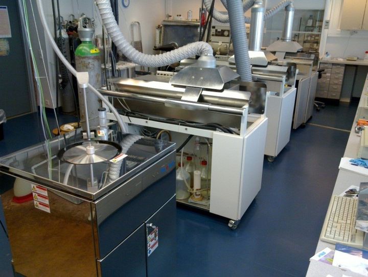 Karppisen tutkimusryhmän käyttämä ALD-laboratorio. Kuva: Maarit Karppinen / Aalto-yliopisto