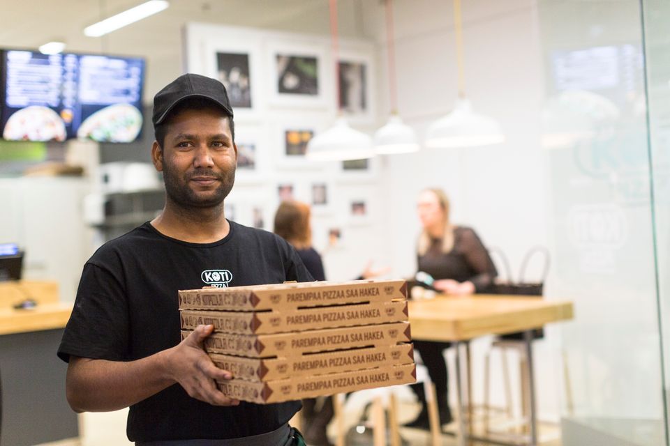 Yrittäjä Ibrahim Khalil tuo pizzaa
