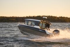 As with open boat models in the Magnum range, the driving properties of the Magnum Cabin are confidence inspiring and sporty. The maximum speed with the larger outboard option is approximately 45 knots.