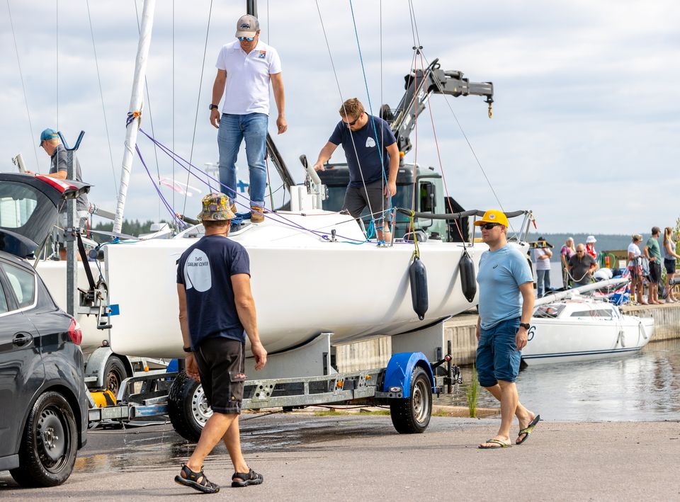 Päijännepurjehdus veneen lasku Padasjoen satamassa
