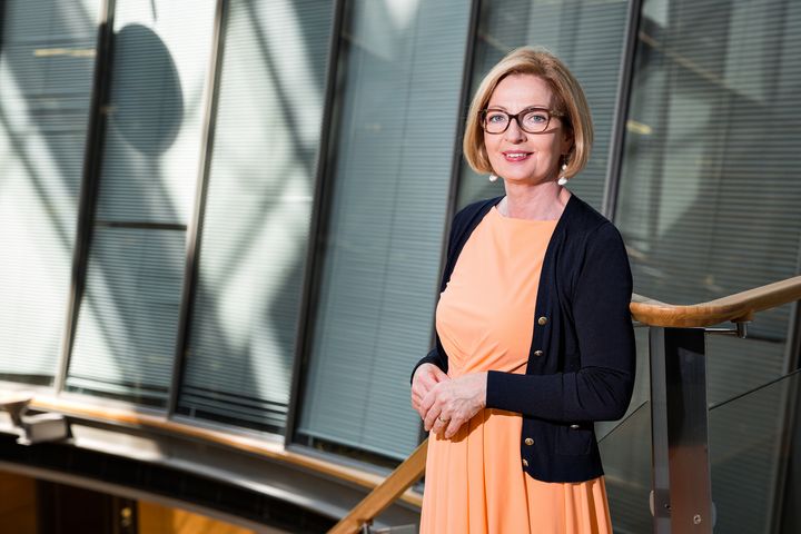 Lähes miljoonalla suomalaisella terveydenhoitomaksut alenevat uuden asiakasmaksulain myötä, sanoo SDP:n kansanedustaja Anneli Kiljunen. (Kuva: Jukka-Pekka Flander=