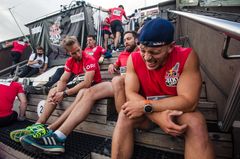 Crossfit-urheilija Jonne Koski ja kilpakumppanit suorituksen jälkeen. Kuvaaja: Victor Engström / Red Bull Content Pool.