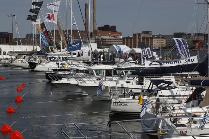 Helsingfors Flytande båtutställning har 40-årsjubiléet till ära förnyats till ett sommarevenemang för hela familjen och erbjuder utöver båtar och utrustning ett digrare program och större upplevelser.