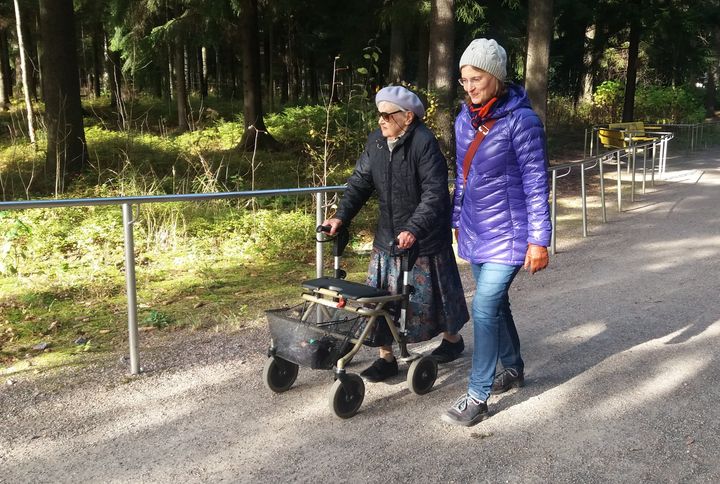 Yli puolet 80 vuotta täyttäneistä kokee vaikeuksia puolen kilometrin kävelyssä. He tarvitsevat tuekseen ulkoiluystävän. Kuva: Ikäinstituutti.