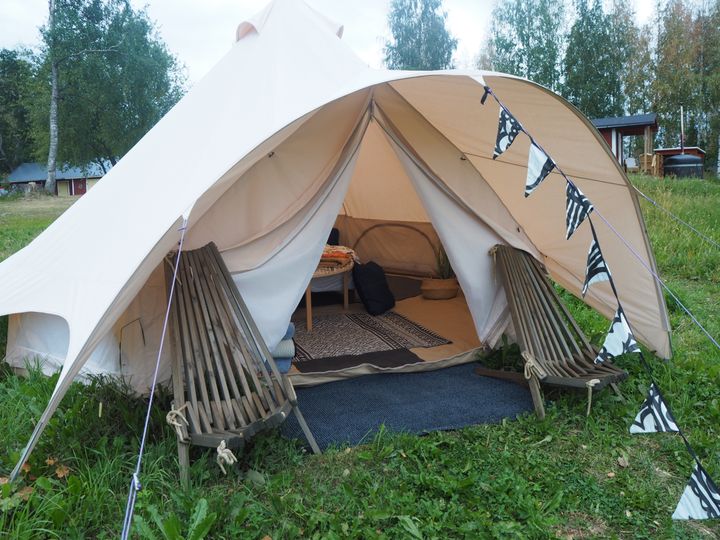 Glamping eli luksustelttailu on mukavuudenhaluisen luontoihmisen unelma. Se on erähenkinen majoitusmuoto, vailla vaivannäköä.