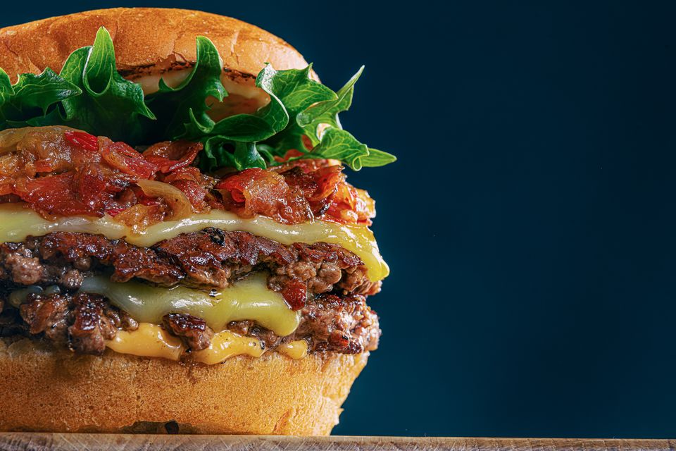 Friends & Brgrsin klassinen tupla smash-burger – mehevä pihvi, tuoreet raaka-aineet ja paikan päällä leivottu sämpylä.