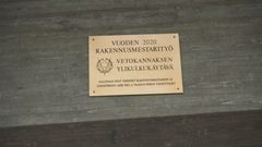 Gång- och cykelbron i Dragnäsbäck fick en prisplakett vid en prisceremoni i fredags. En likadan plakett finns bl.a. på Replotbron. Bild: Ilari Rautiainen