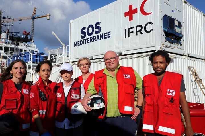 Arja Savolainen (keskellä takana) on yksi Punaisen Ristin kuuden hengen tiimistä, joka auttaa pelastettuja Ocean Viking -aluksella. Muut tiimin jäsenet ovat Jenelle Eli, Sara Mancinelli, Jane Ellen Heggie, Richard Fradin ja Abdelfetah Mohamed. Kuva: IFRC