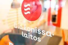 Diakonissalaitoksen D-aseman oven tunnuksena on logo. Kuva Vesa Koivunen / T-media.