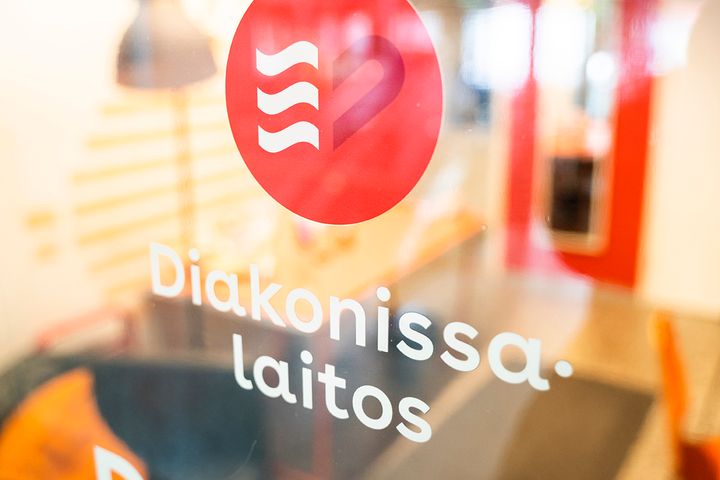 Diakonissalaitoksen D-aseman oven tunnuksena on logo. Kuva Vesa Koivunen / T-media.