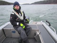 Till Buster S som har handstyrning får man dessutom en mätarställning för motorn som monteras på spölådans sida.
